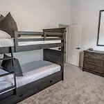Stylish N Scottdsdale 4 Bdrm With Sparkling Pool And Games Galore